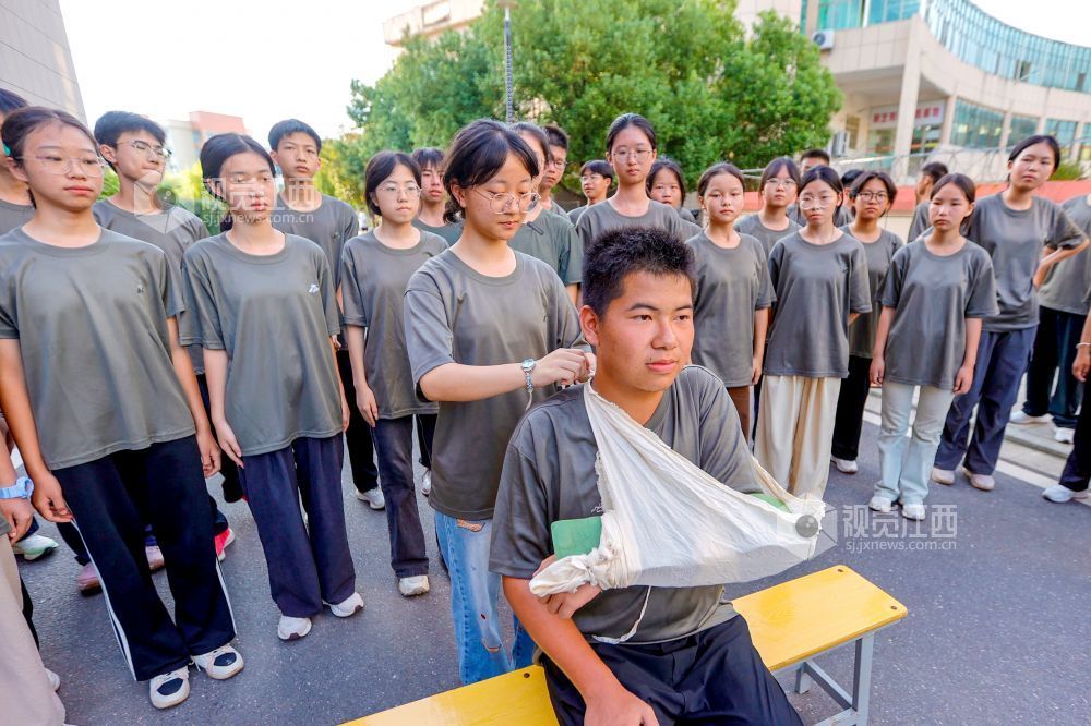 2025年8月25日，在江西省吉安市峽江縣峽江中學，該縣人武部官兵在指導學生進行傷員包扎訓練。