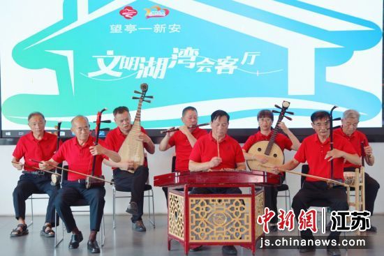 “文明湖湾会客厅”第三期主题交流活动现场;2、活动现场的演出环节。新安街道供图