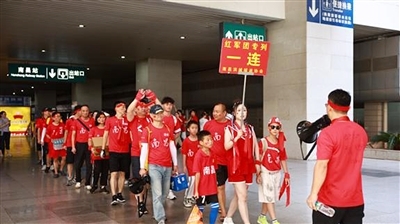 南昌球迷排隊登上專列
