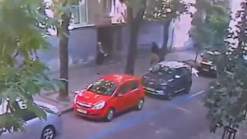 乌前议长遭枪杀视频曝光，凶手伪装成快递员从背后开枪