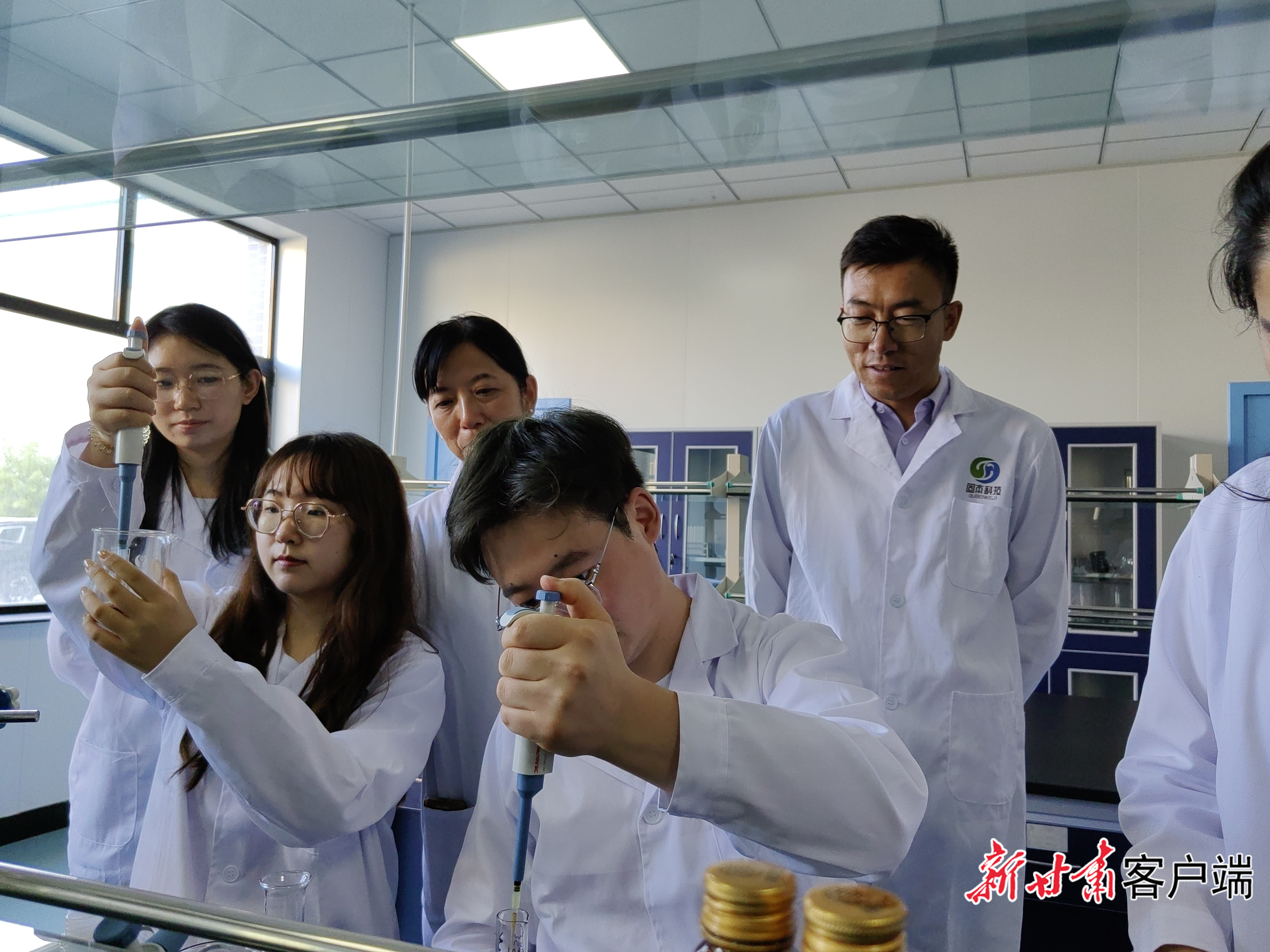 专家团队在甘州区农产品精深加工技术专家院做实验