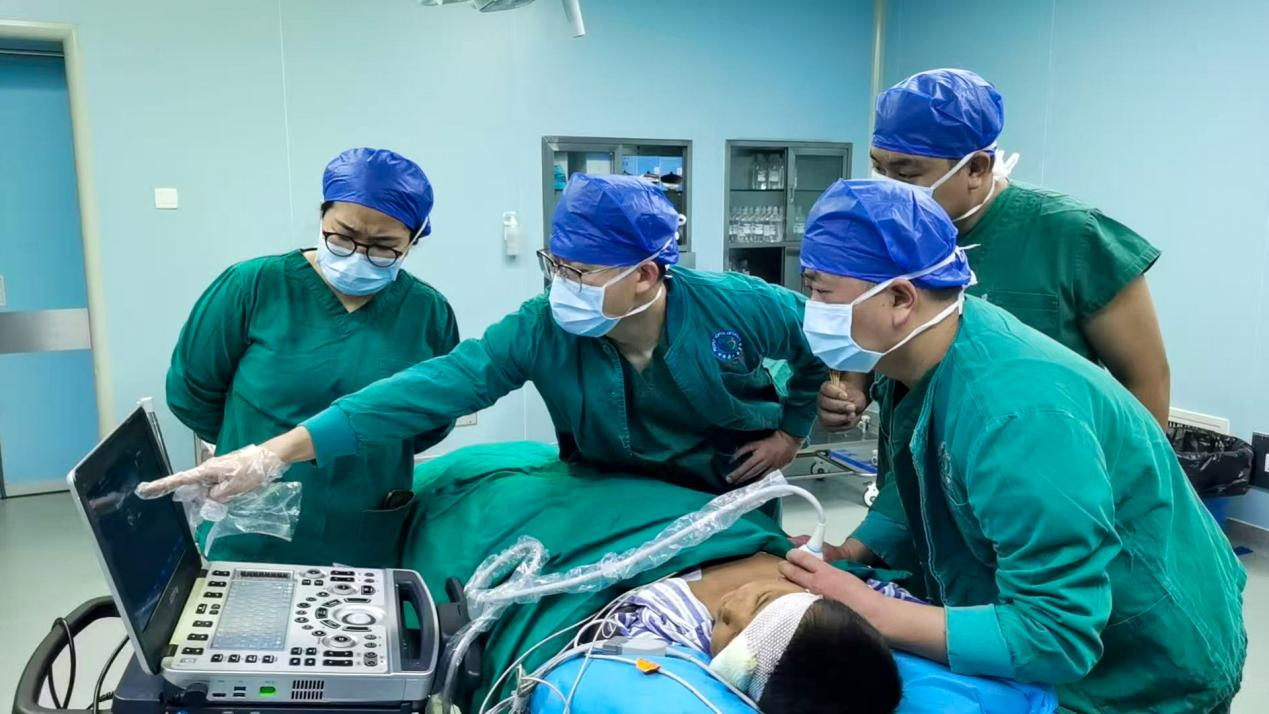 宁波帮扶医生张鹏杰正在带教