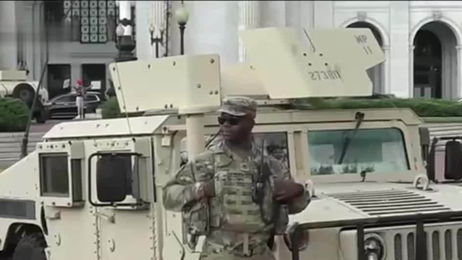 美国民警卫队开始携带武器在华盛顿巡逻