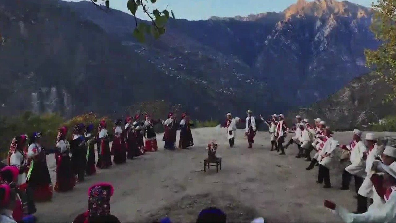 锅庄是藏族婚礼的压轴节目，新郎新娘分别牵头起舞，亲友沉浸在喜庆氛围中