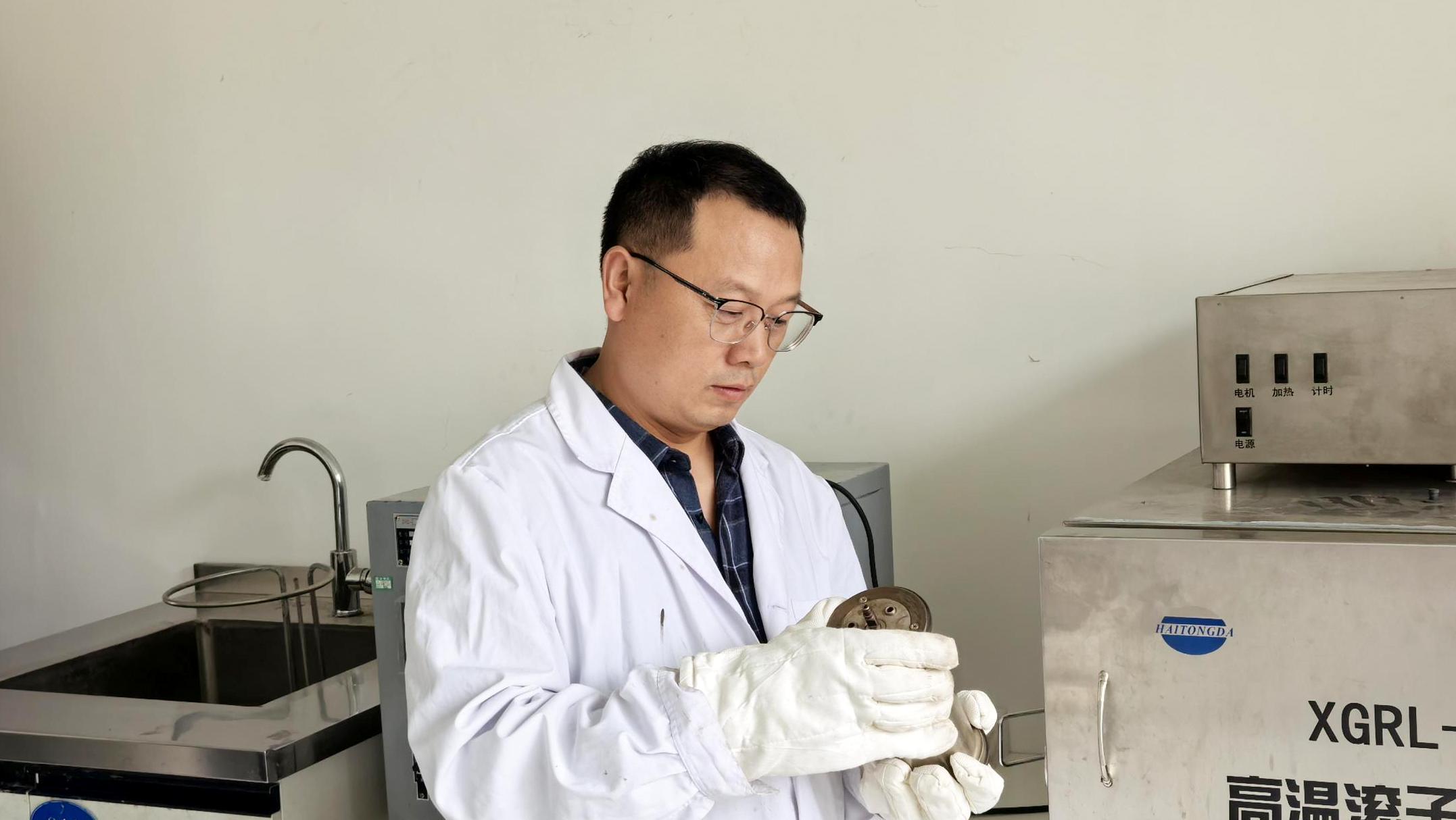 图为大庆钻探钻井液公司市场管理中心松辽项目部工程师张伟然开展室内钻井液性能评价.jpg