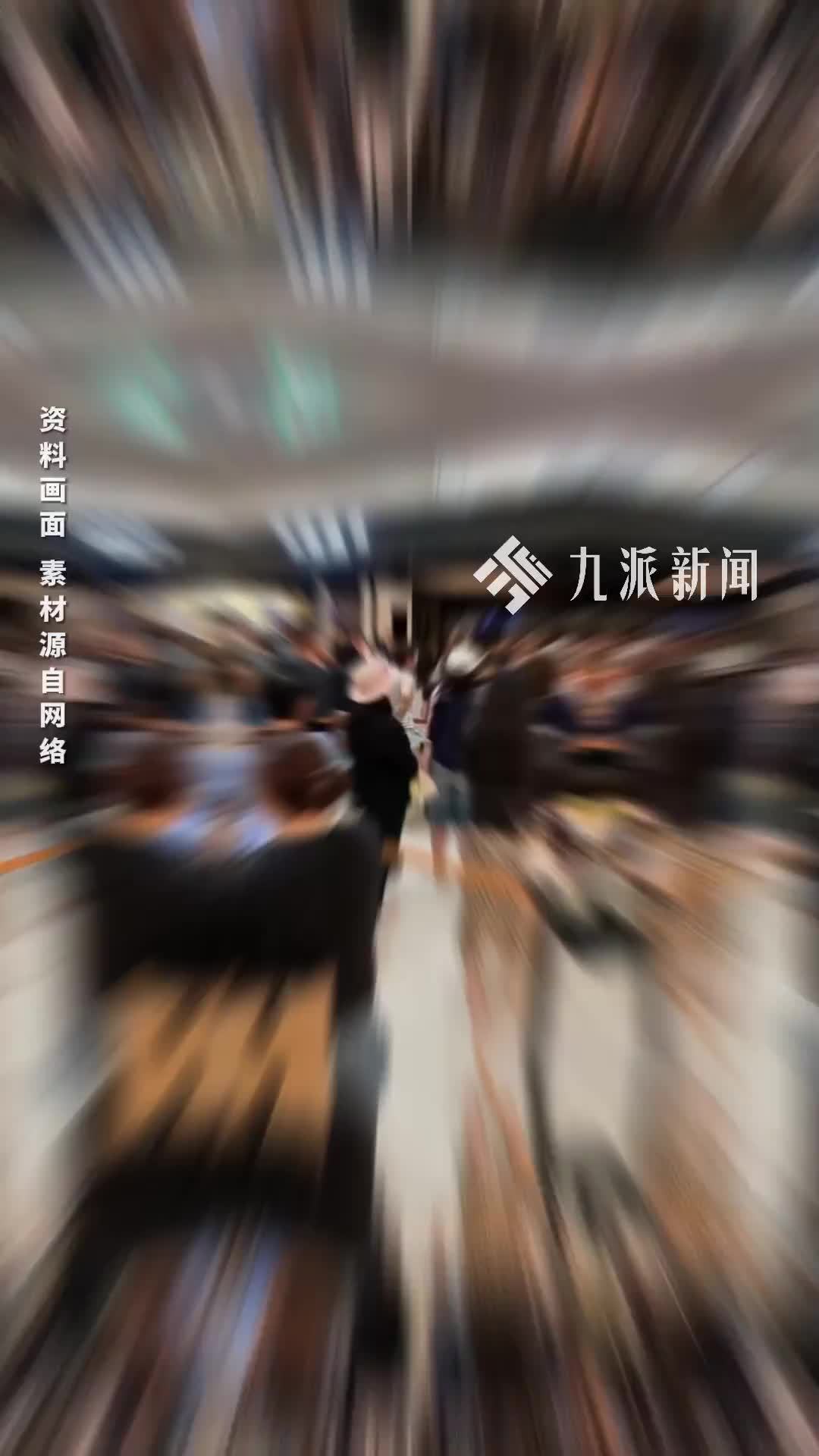 顾客赶在涨价前抢购老铺黄金：“一位衣着时尚年轻女士下单了价值百万的‘黄金宝剑’”