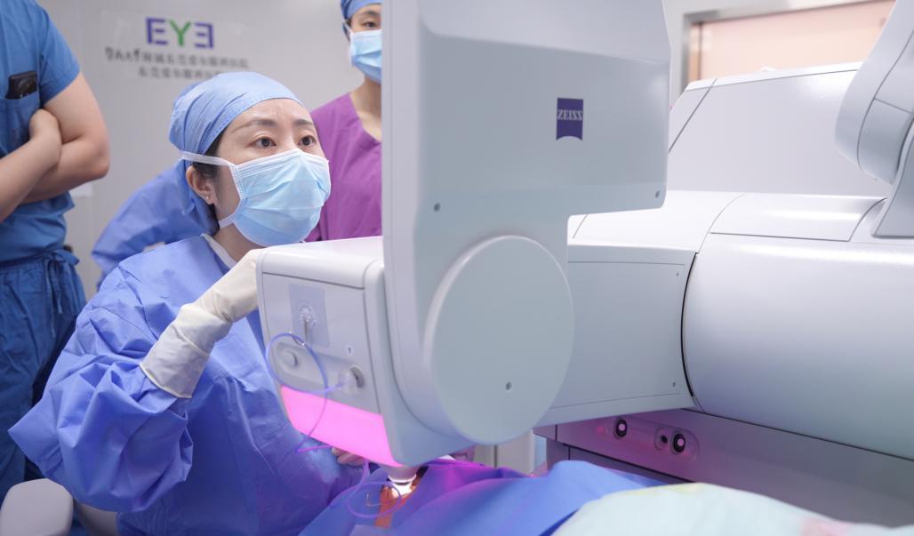 陈晓蓓主任为患者施行SMILE pro手术