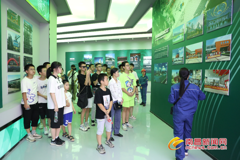 在方大特鋼工業(yè)旅游景區(qū)，講解人員正在向游客介紹企業(yè)綠色發(fā)展成果