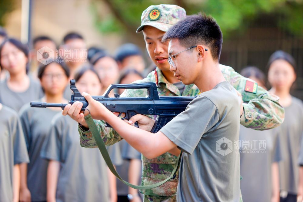 2025年8月25日，在江西省吉安市峽江縣峽江中學，該縣人武部官兵在指導學生進行射擊訓練。