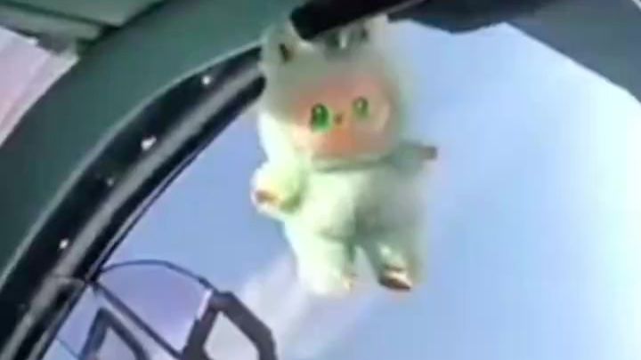 俄军苏-34飞行员在座舱里挂上了LABUBU