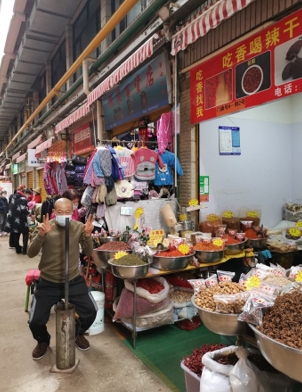 卖香料的焦先生舂辣椒时发出大大的一声“嘿”，这是他特别的吆喝声，吸引人注意，他还锻炼了身体