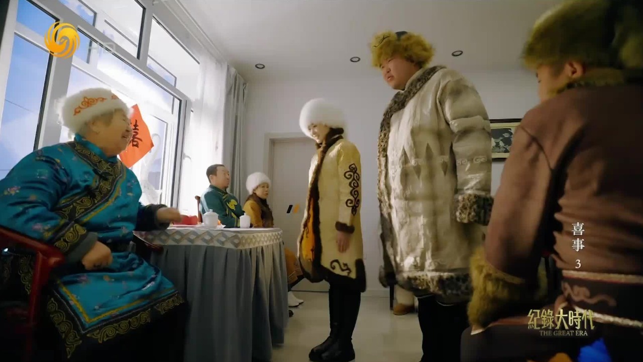 红色爬犁给白色大地增添了一抹喜庆色彩，赫哲族婚礼的浪漫与诗意扑面而来