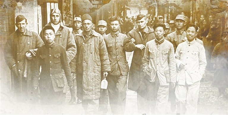 1942年，廣豐縣城老街，杜立特航空隊14號機組成員與參與救援的中國軍民合影，左一為詹姆斯·馬西亞。本版圖片均為羅時平提供。