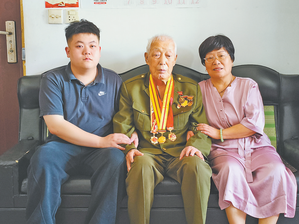 包存生（中）與家人
