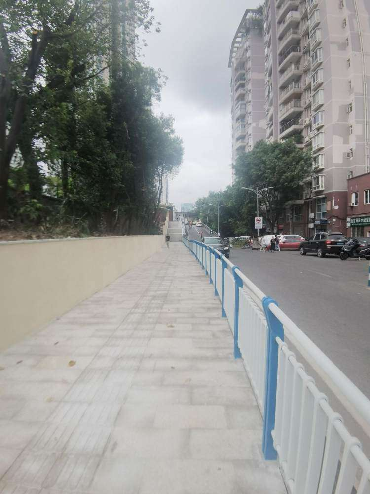 两江职中路段整治成效。