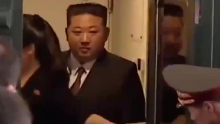 金正恩笑脸抵达北京，爱女一同随行