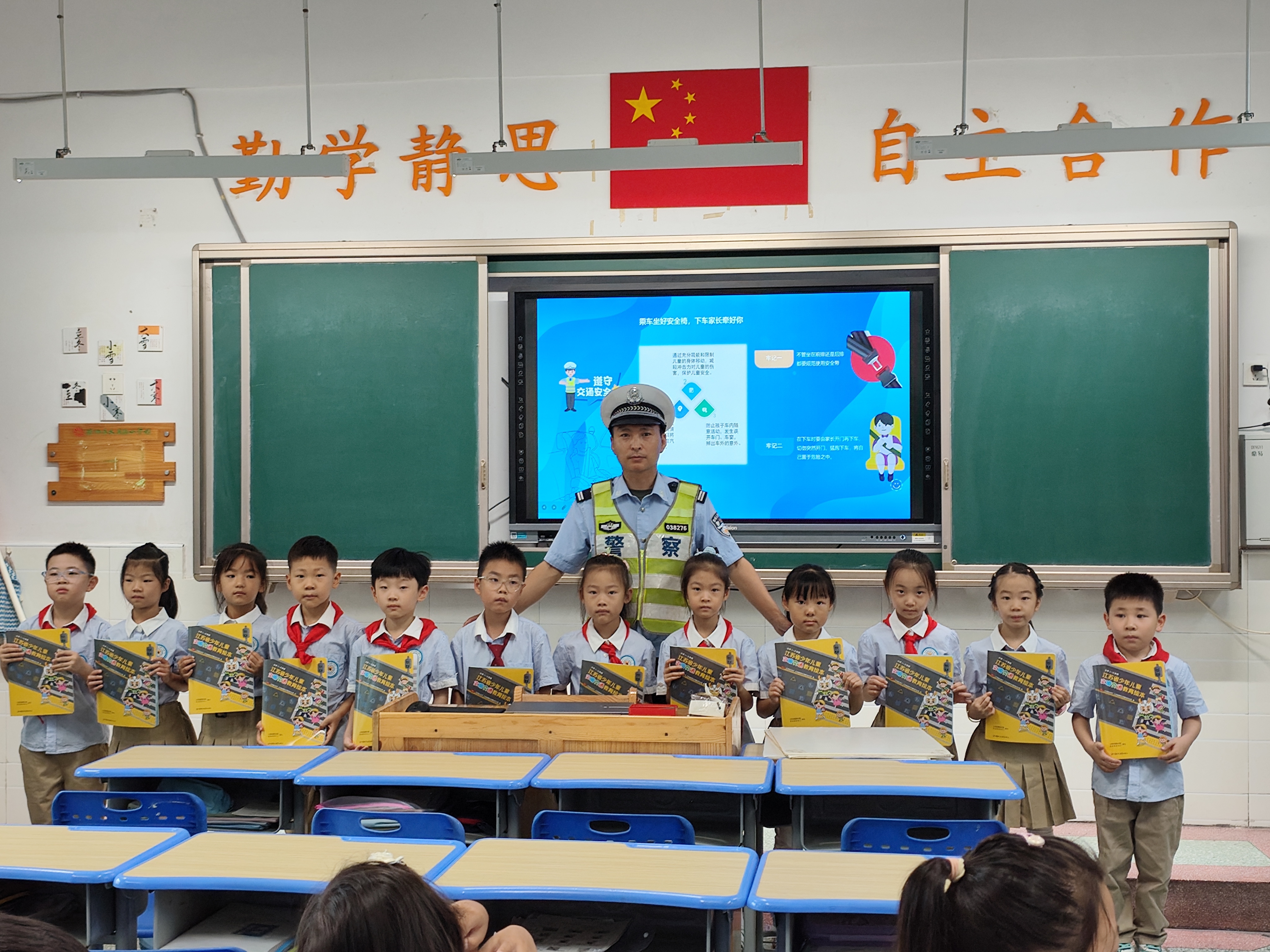 开学啦！徐州交警点亮平安成长路