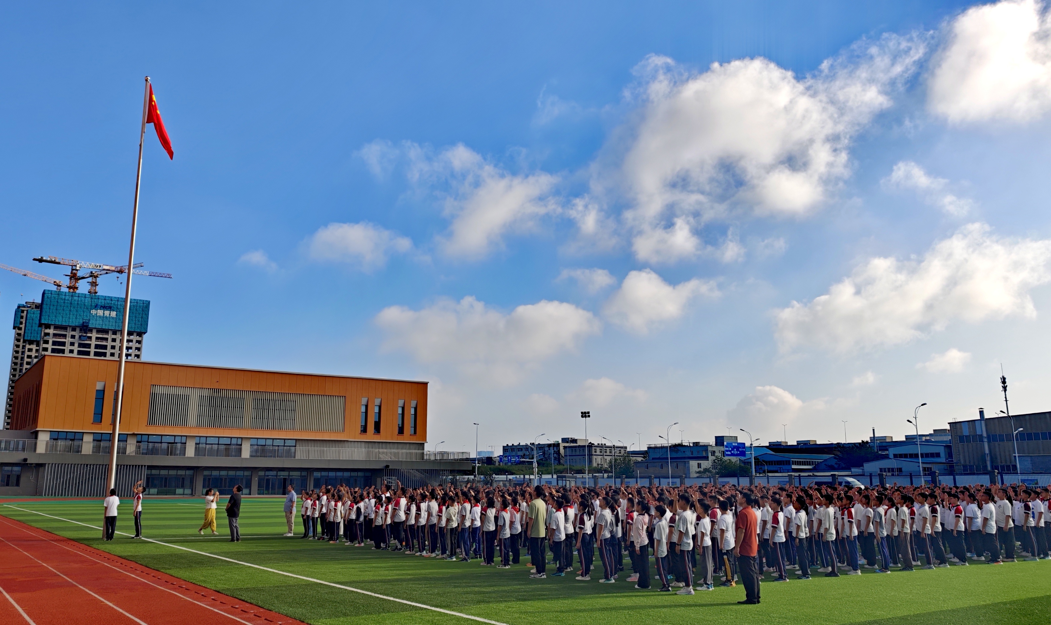 （图为新生入校举行升旗仪式）