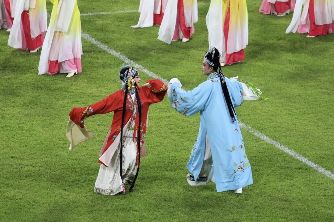 戏剧表演助兴 江西日报全媒体记者 李征 摄