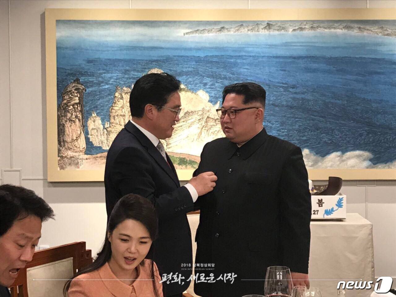 资料图:2018年4月27日,朝鲜劳动党总书记金正恩在板门店和平之家举行的欢迎宴会上与时任共同民主党党鞭禹元植交谈。