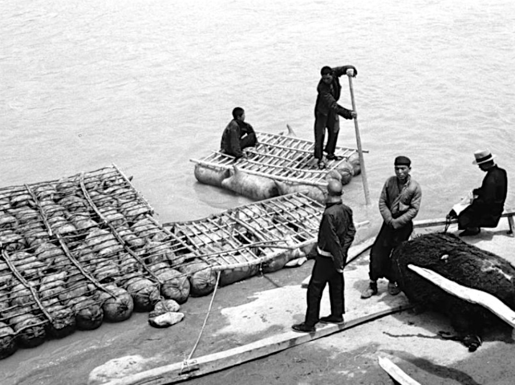 甘肃兰州羊皮筏子，1933年。福尔曼　摄（来源：新华网）