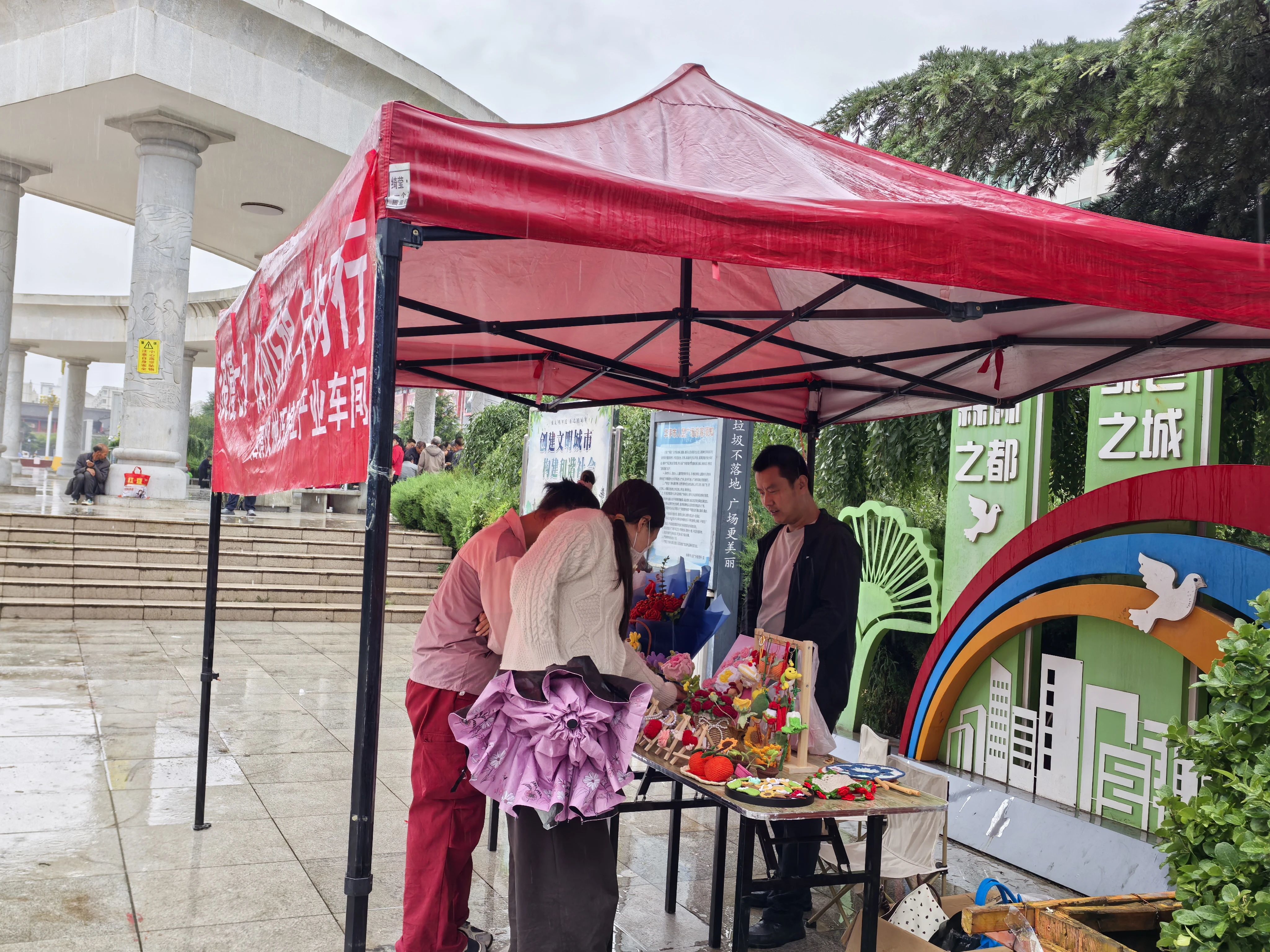 甘肃华亭巧娘妙手生“花” 出村摆摊解锁生“金”密码