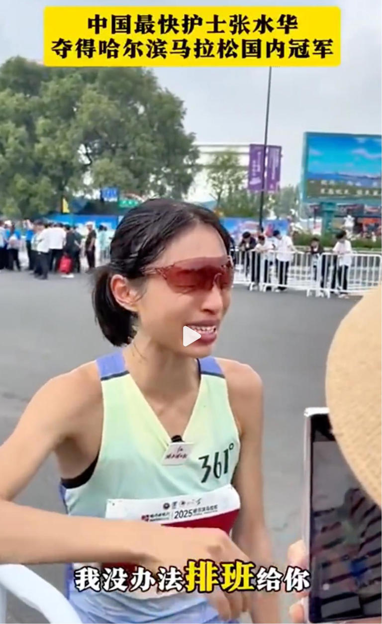 “最快女护士”张水华正接受媒体记者采访