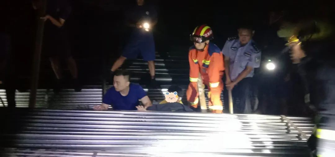 泰和一10岁男孩被钢管卡住 消防救援人员手持切割机紧急救援