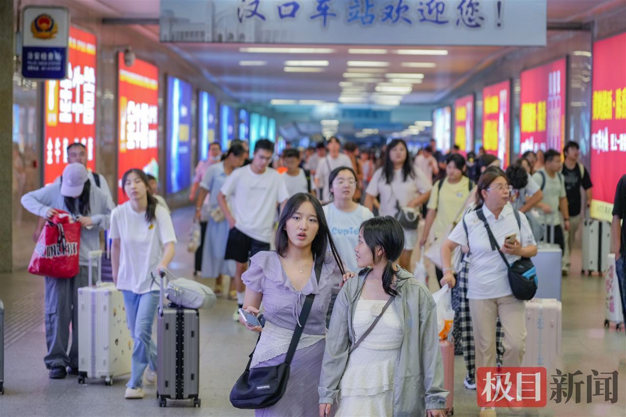 汉口火车站出口通道客流量大