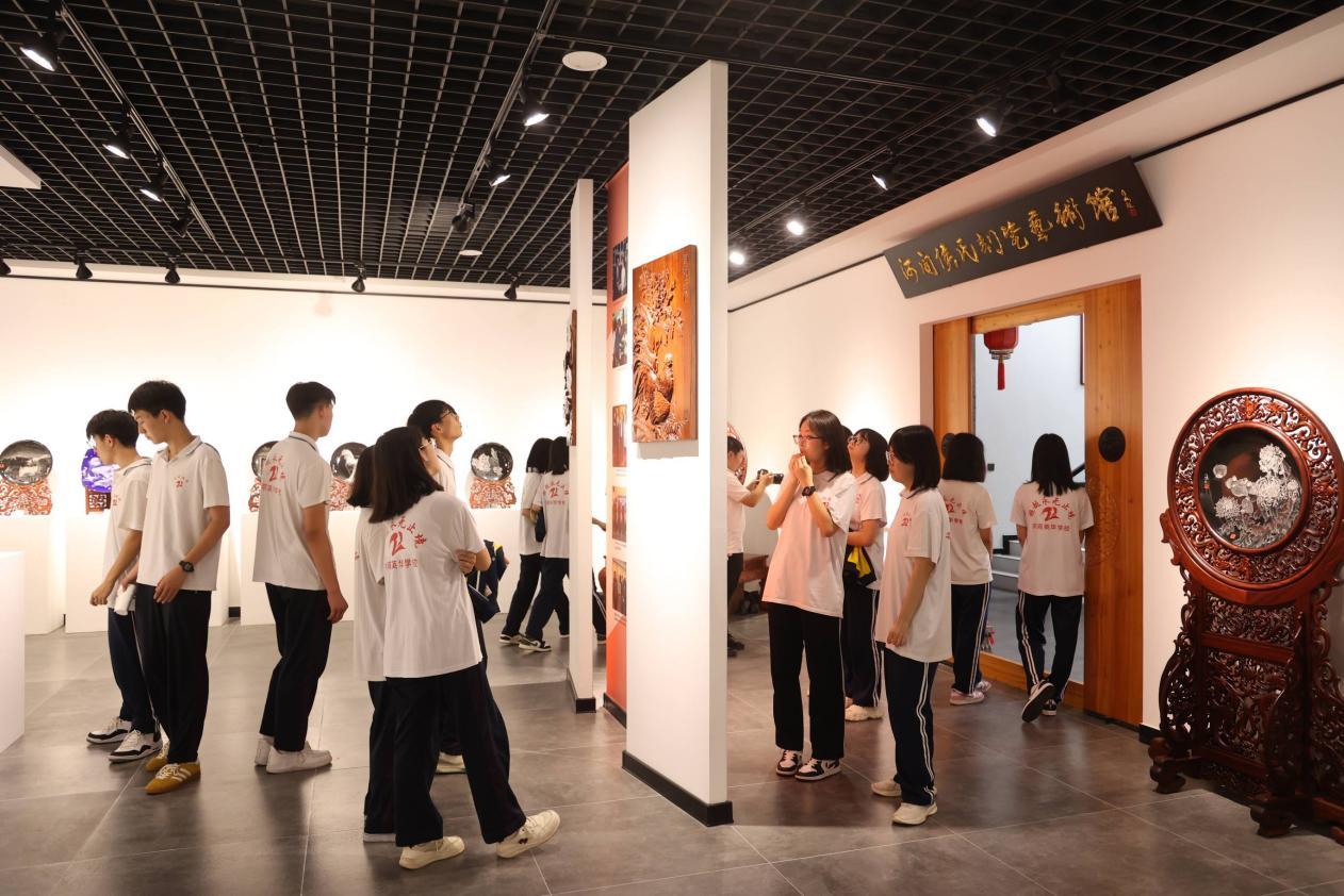 英华学子开学第一课：走进刻瓷博物馆，探寻非遗之美