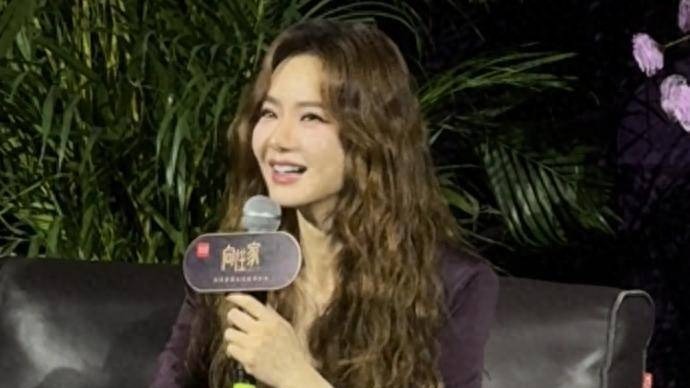 41岁戚薇生图被疯传，被她的真实长相吓到，网友：求你别在整脸了