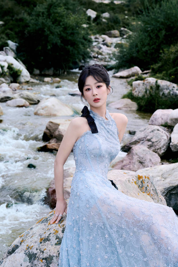 杨紫身姿曼妙。