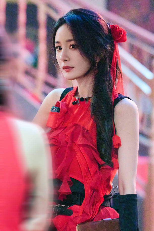 杨幂头戴红玫瑰，气质优雅。