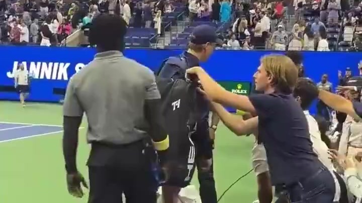 离大谱！球迷试图偷球员背包