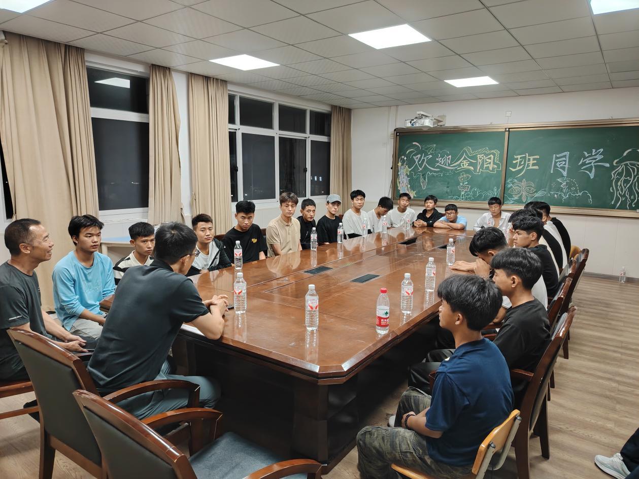 (图为师生座谈交流)