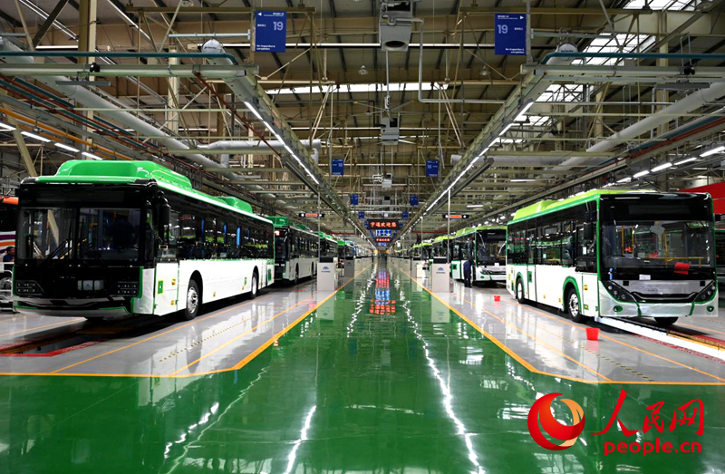 郑州宇通总装生产线。人民网记者王玉兴摄
