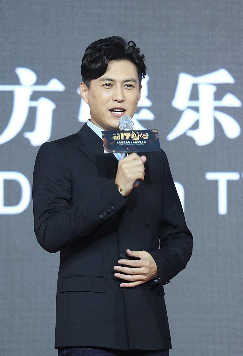 零片酬客串17次：靳东朋友圈里的人情债，藏着娱乐圈的生存法则