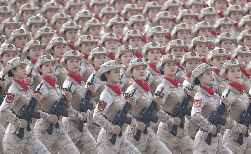 新华社照片，北京，2025年9月3日 9月3日，纪念中国人民抗日战争暨世界反法西斯战争胜利80周年大会在北京隆重举行。这是民兵方队接受检阅。 新华社记者 陈诚 摄