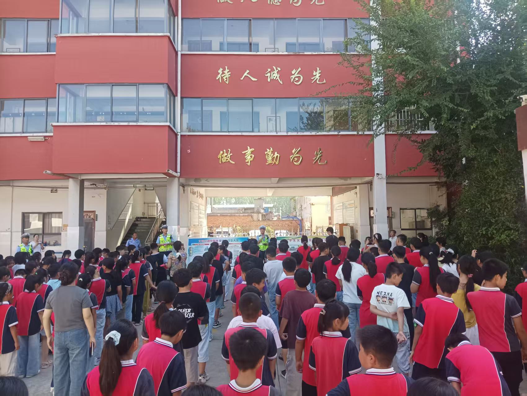 商丘市公安局交警支隊上好交通安全“開學第一課” 筑牢校園安全防線