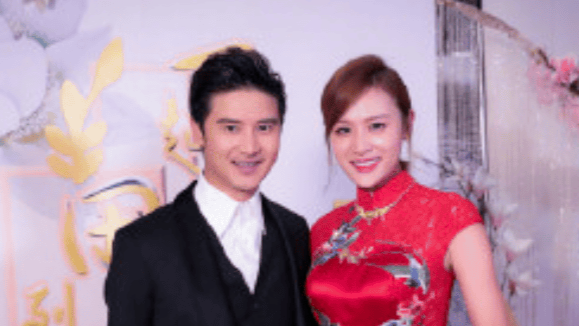 田亮与妻子叶一茜共度七夕节，两人姿态亲密、神情自然，尽显多年相守的默契与温暖