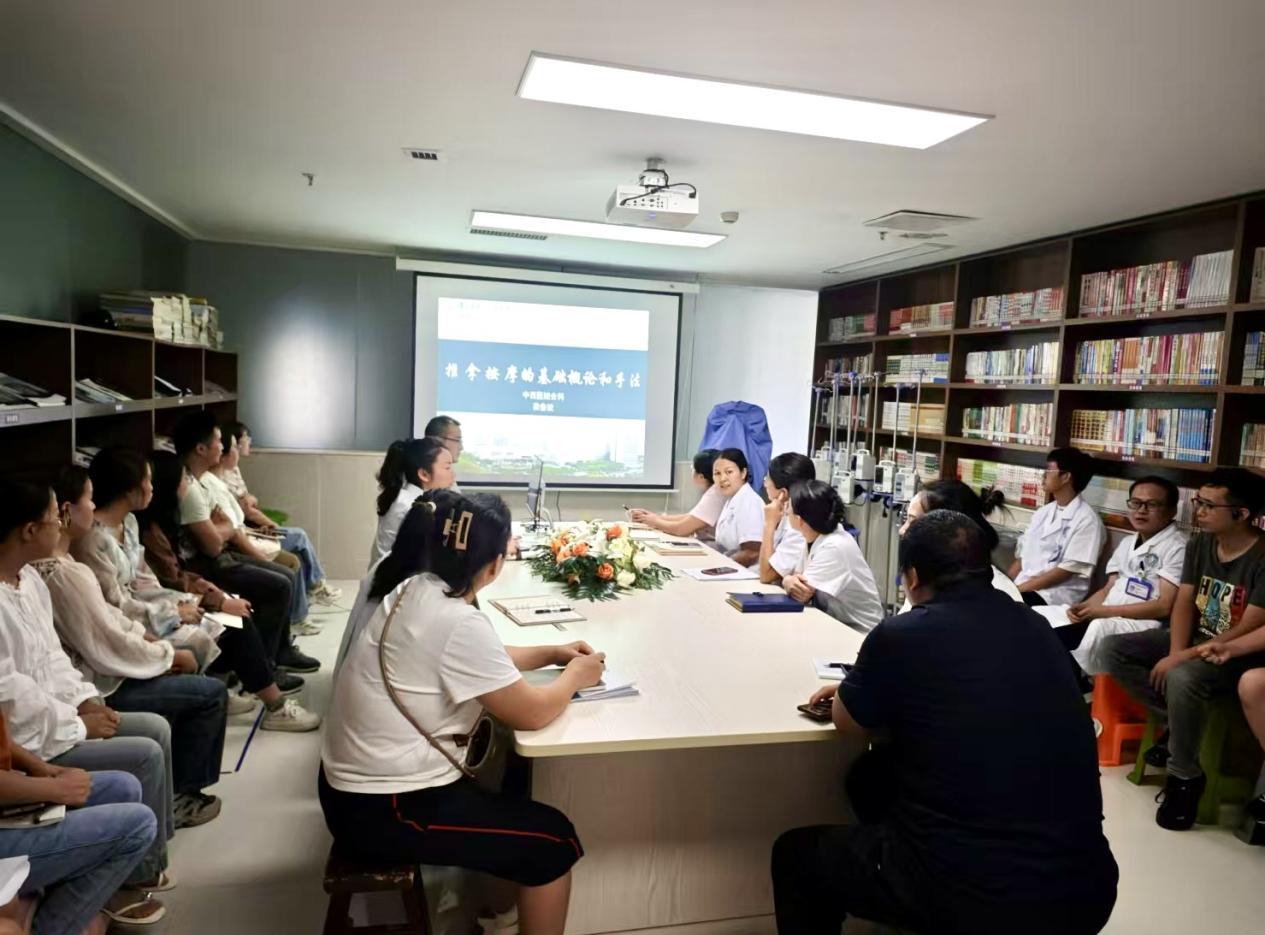 图为:梁鲁波讲授推拿按摩的知识。