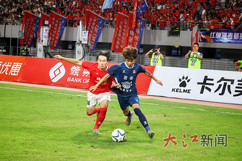 8月31日晚，在赣超第八轮比赛中，赣州队主场2∶1战胜吉安队。图为双方队员激烈拼抢。本报全媒体记者 徐 铮摄