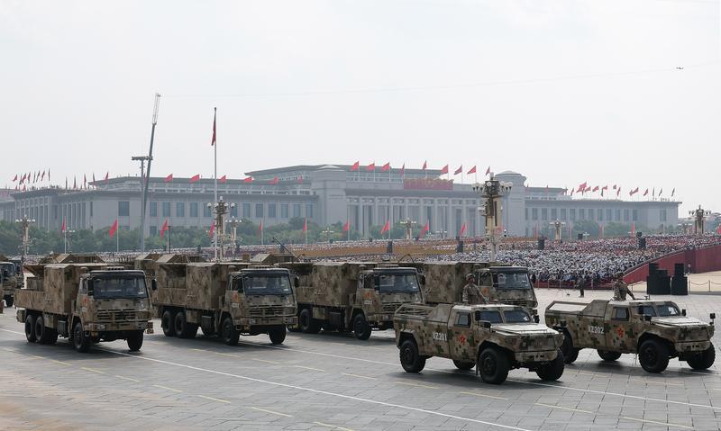 新华社照片，北京，2025年9月3日 9月3日，纪念中国人民抗日战争暨世界反法西斯战争胜利80周年大会在北京隆重举行。这是电子对抗方队接受检阅。 新华社记者 陈诚 摄