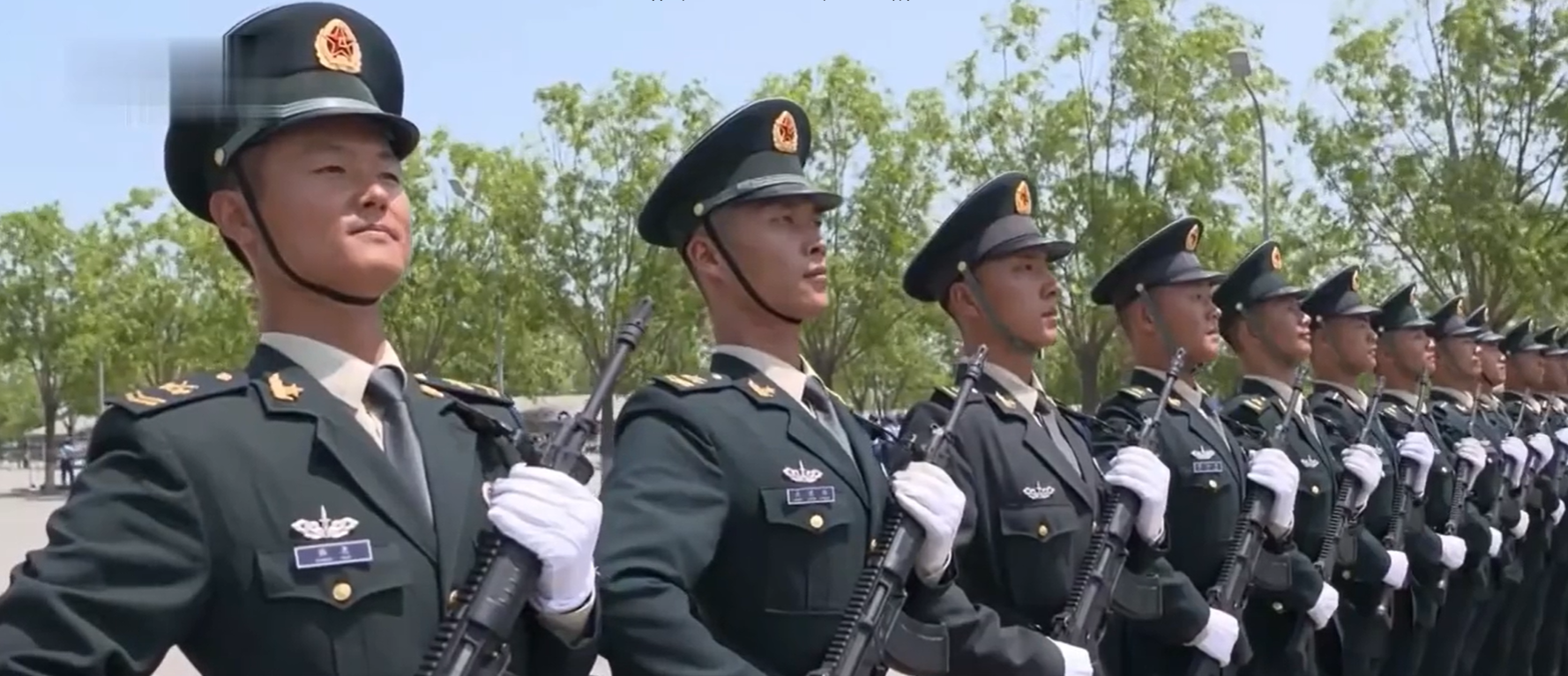 △杨钊(左三)所在队列正在进行阅兵训练