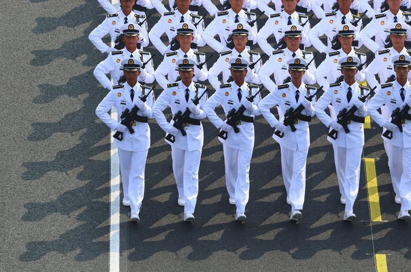 新华社照片，北京，2025年9月3日 9月3日，纪念中国人民抗日战争暨世界反法西斯战争胜利80周年大会在北京隆重举行。这是海军方队接受检阅。 新华社记者 刘续 摄