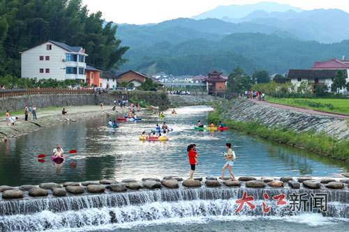 游客在靖安县中源乡三坪村戏水。江西日报全媒体记者 洪子波 摄