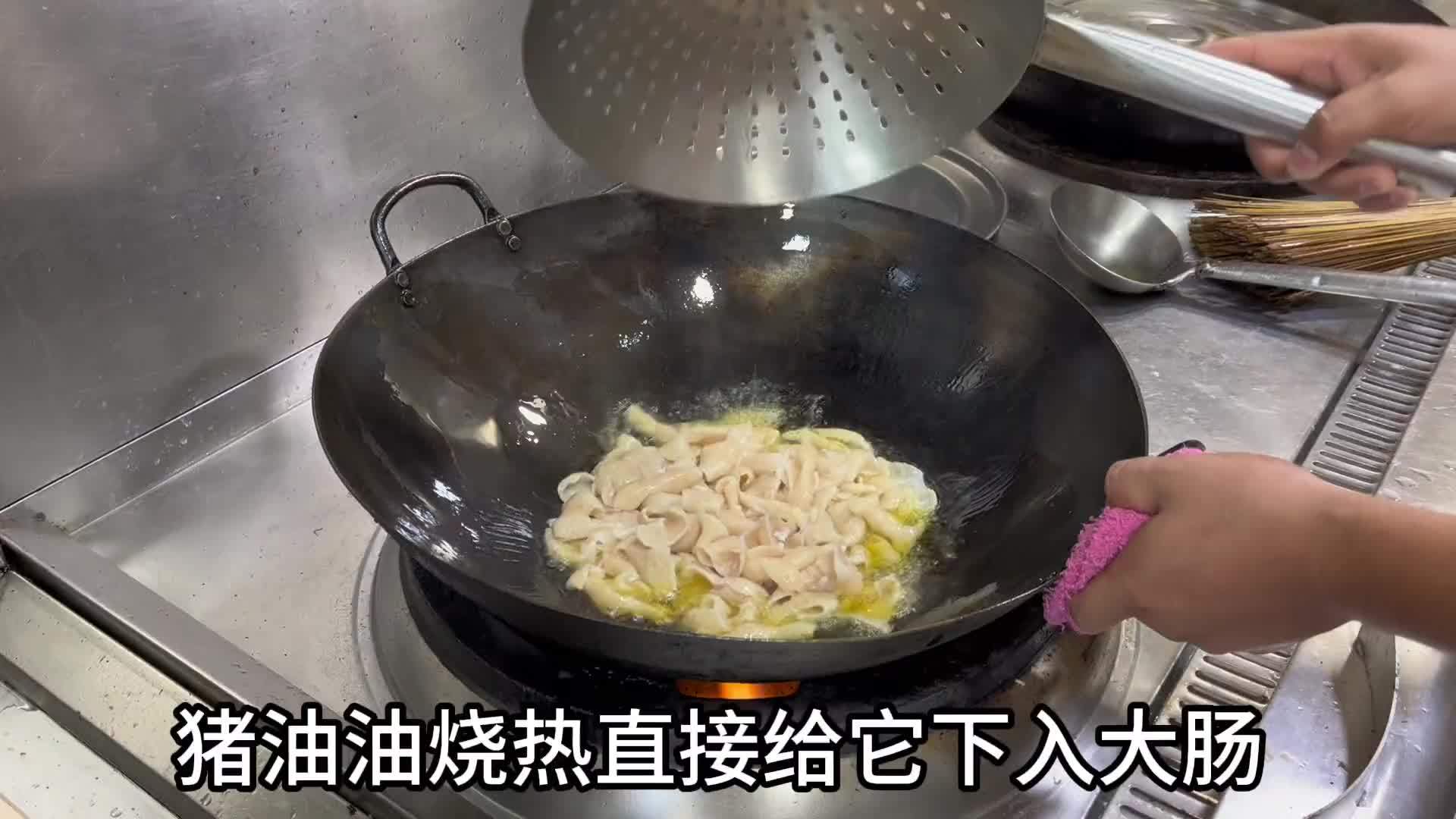 客人点了份生爆肥肠被连续退了三次，厨师都找不到原因在哪！咋办