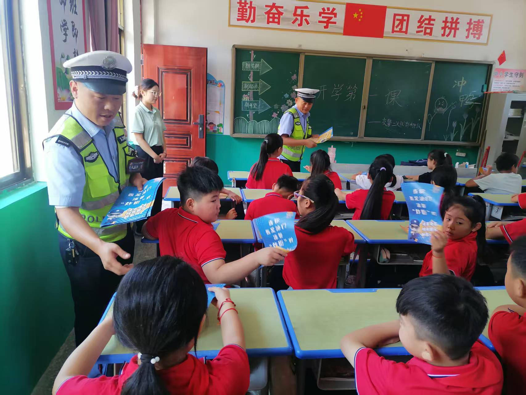 商丘市公安局交警支隊上好交通安全“開學第一課” 筑牢校園安全防線
