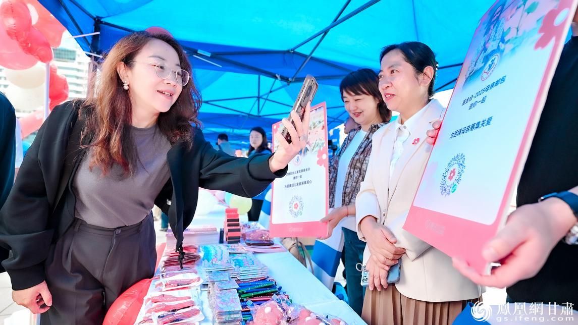 爱心人士(左)现场扫码捐款,助力慈善事业。