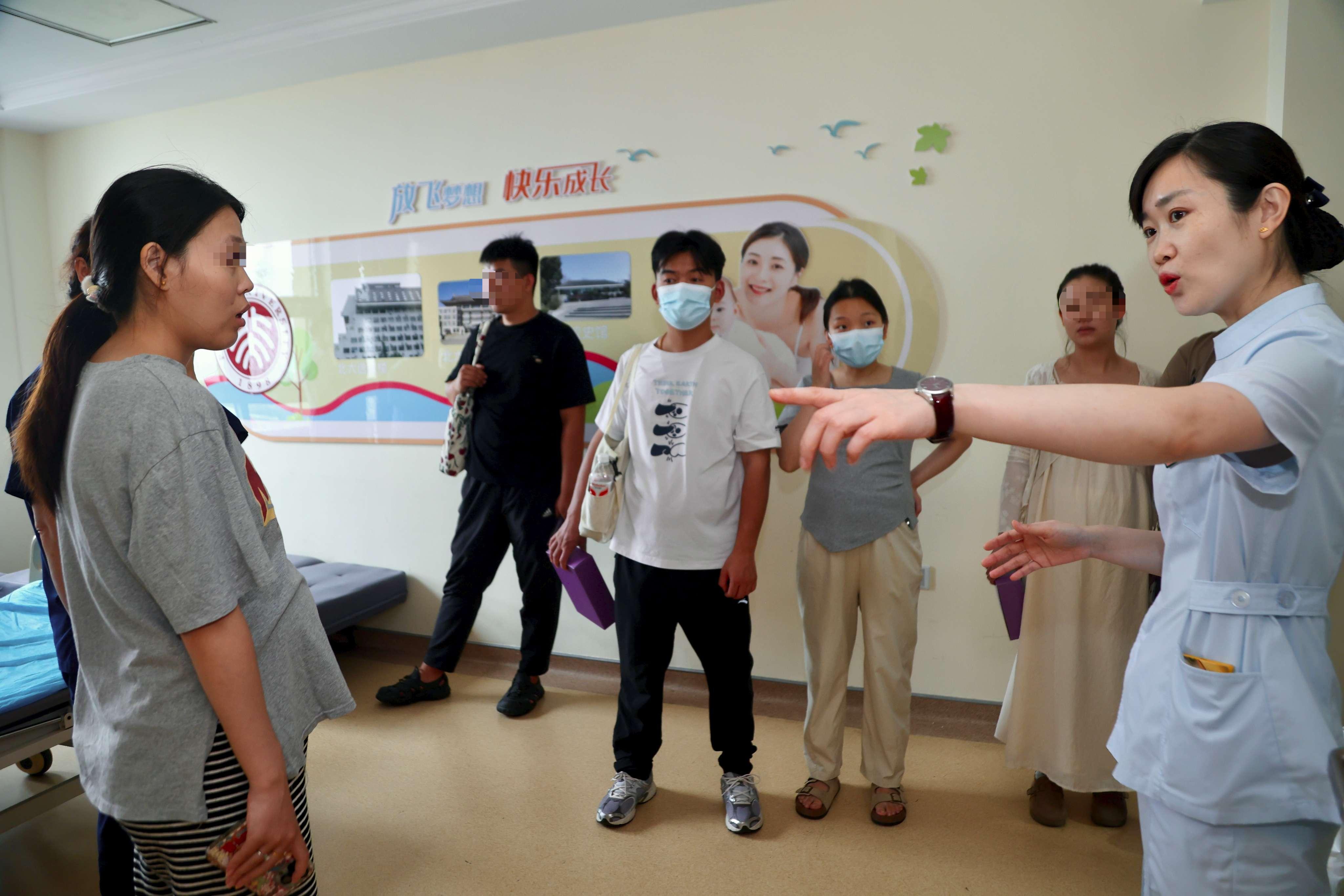 【组图】河北沧州：“准爸妈”参观产房，做好准备迎接小生命